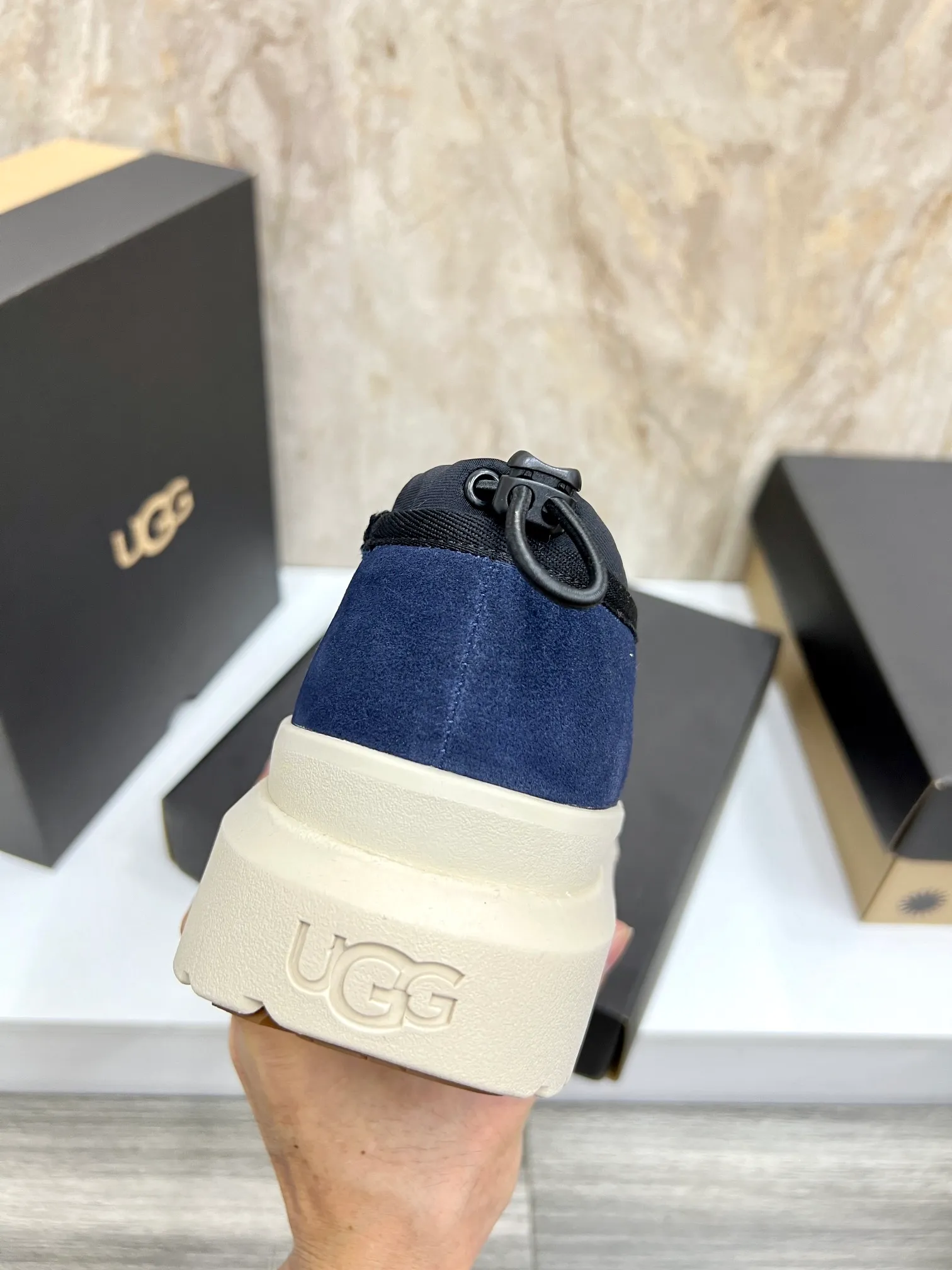 Men's men's shoes💰: 💰540💰Couple model👫 UGG Tasman Weather Hybrid one-second snow boots👢 Wang Yibo's same 👏 classic Tasman shoe is designed with environmentally friendly waterproof and snowproof material, which is both fashionable and functional. At the same time, it is paired with the new UGG Keen furry color-blocked jacket. Bright orange and maroon collide to create a new light outdoor style and open up a new travel experience in early autumn! Using the best materials, the 17mm fur-integrated surface is warmer and more breathable, and the outsole is upgraded to a lightweight and wear-resistant light wing technology outsole! Size: Women’s size 35-40 / Men’s size 38–44 (45 customized) Official website color